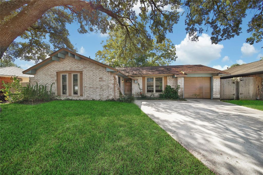 1559 Diplomat Way, Houston, TX 77088
