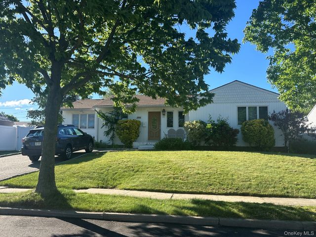 19 Edi Avenue, Plainview, NY 11803