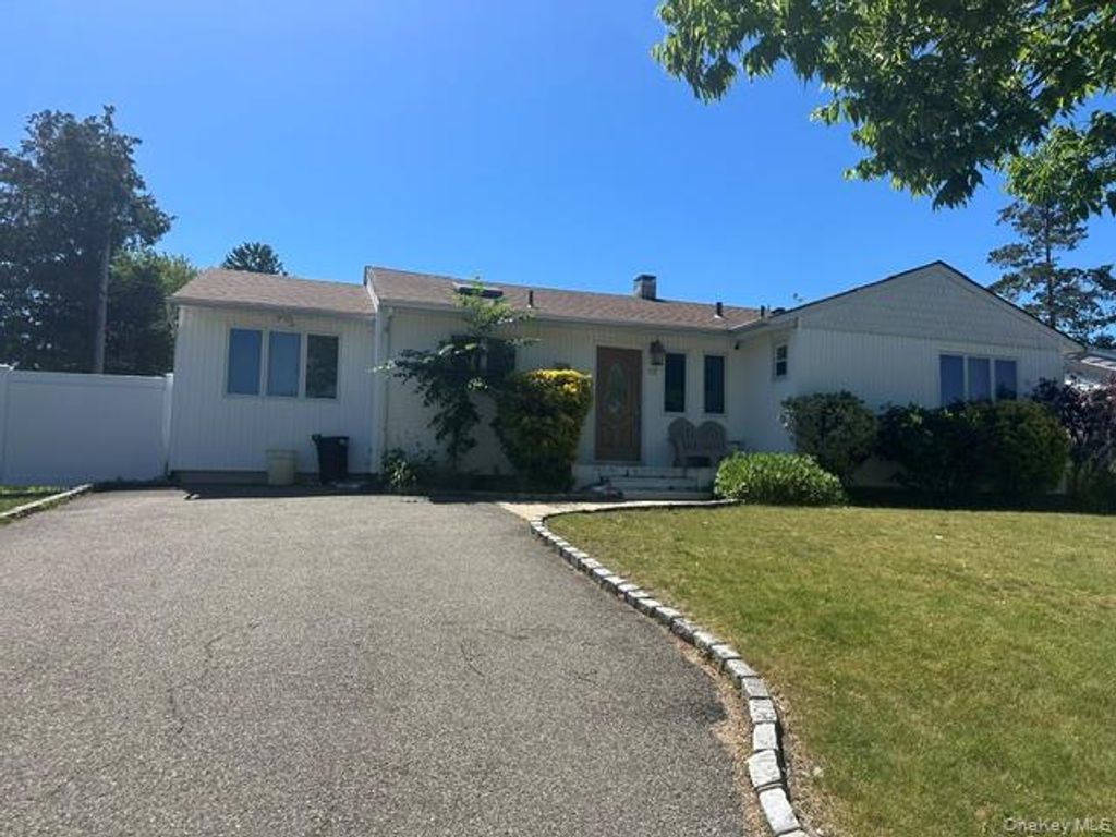 19 Edi Avenue, Plainview, NY 11803