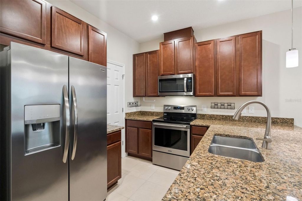 Image 15 of property listing at 9915 HIGHLAND SKY ALLEY, Orlando, FL 32832