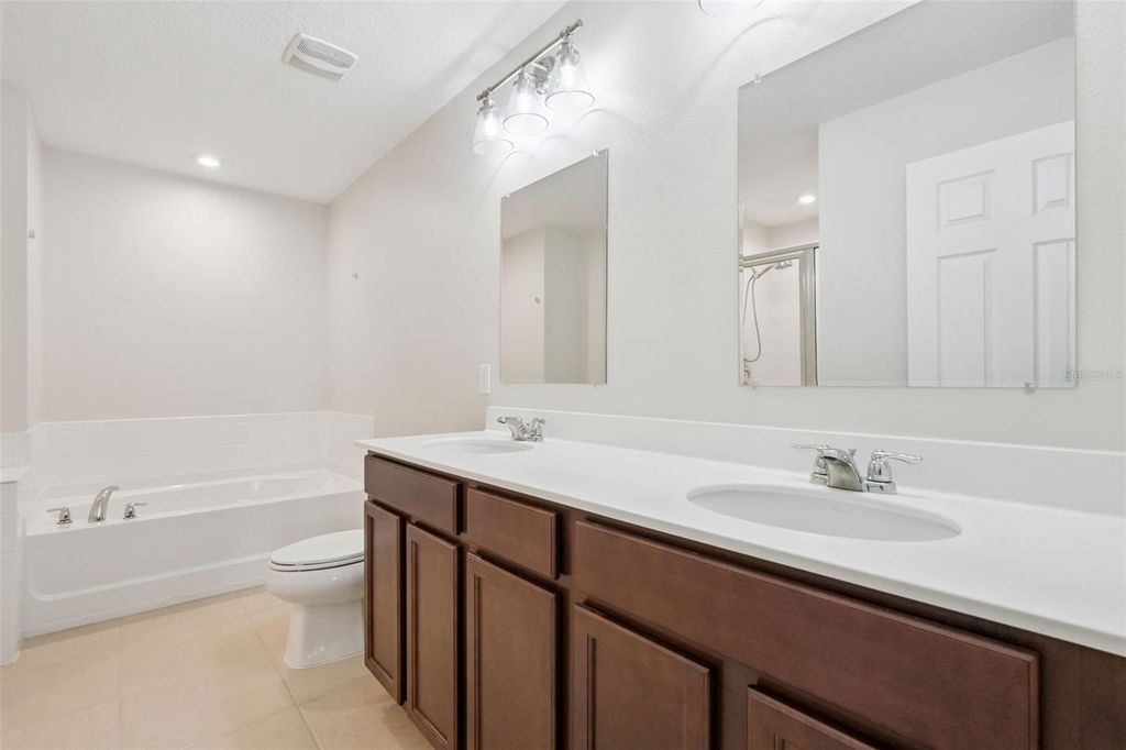 Image 27 of property listing at 9915 HIGHLAND SKY ALLEY, Orlando, FL 32832