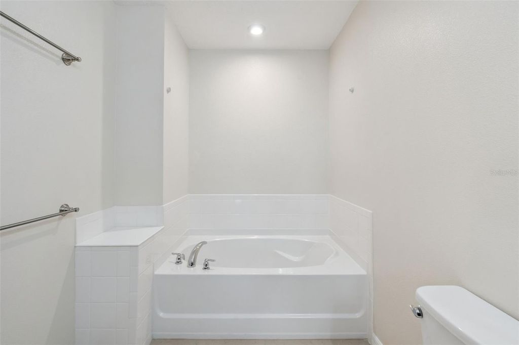 Image 29 of property listing at 9915 HIGHLAND SKY ALLEY, Orlando, FL 32832