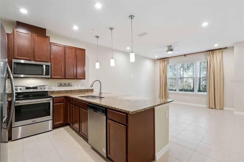 Image 10 of property listing at 9915 HIGHLAND SKY ALLEY, Orlando, FL 32832
