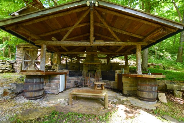 692 Little Doe Creek Road, Irvine, KY 40336