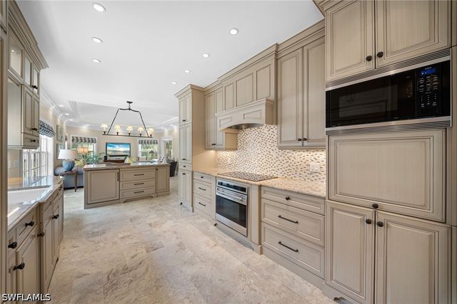 392 Carlton PL 3, Naples, FL 34108