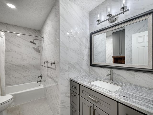 7633 Maplebrook Parkway N, Brooklyn Park, MN 55445