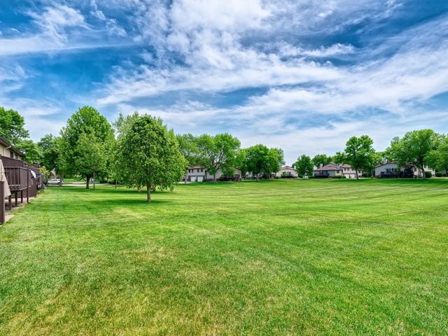 7633 Maplebrook Parkway N, Brooklyn Park, MN 55445