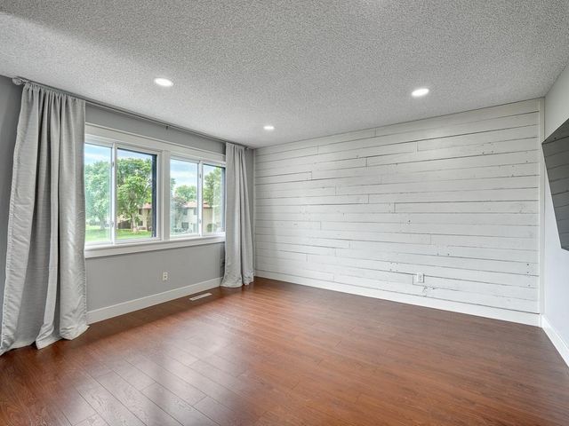 7633 Maplebrook Parkway N, Brooklyn Park, MN 55445