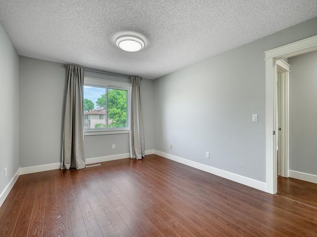 7633 Maplebrook Parkway N, Brooklyn Park, MN 55445