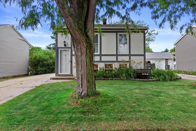1716 Michael DRIVE, Waukesha, WI 53189