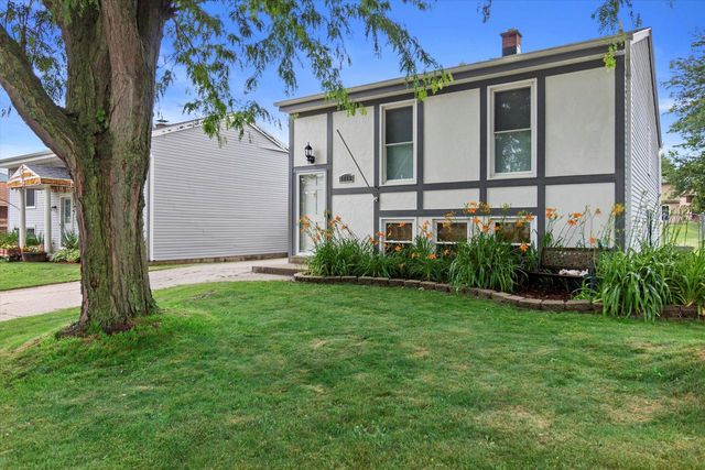 1716 Michael DRIVE, Waukesha, WI 53189