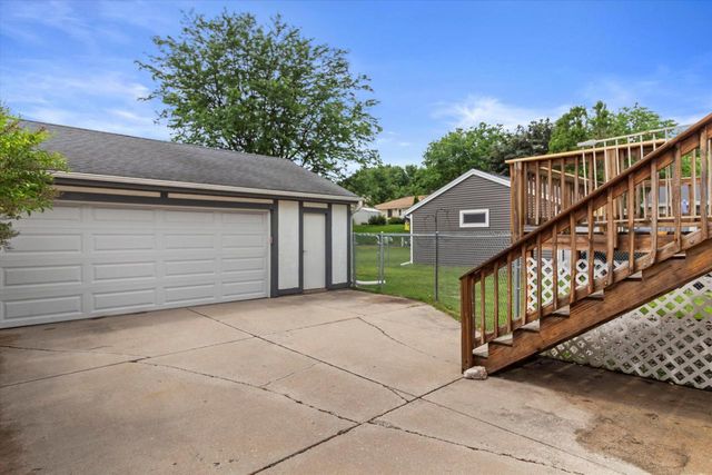1716 Michael DRIVE, Waukesha, WI 53189