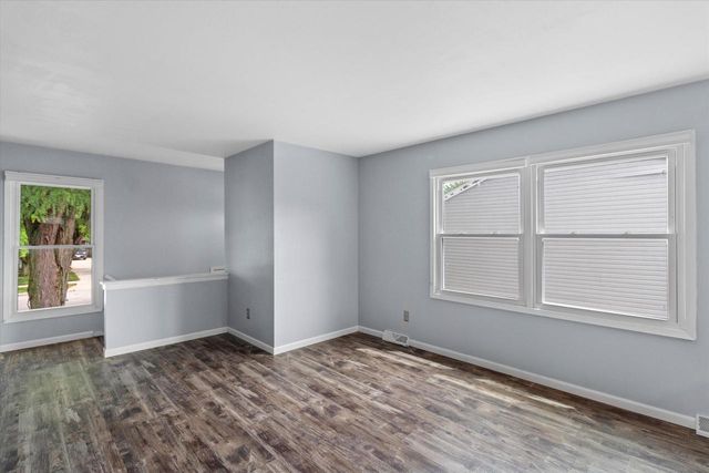 1716 Michael DRIVE, Waukesha, WI 53189