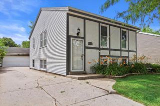 1716 Michael DRIVE, Waukesha, WI 53189