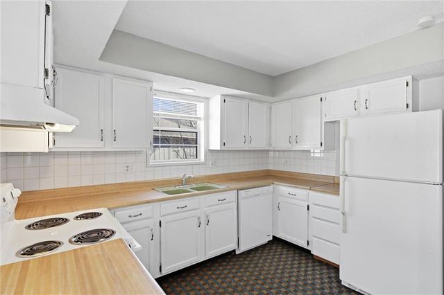 14100 MERRYWOOD Lane, Grandview, MO 64030