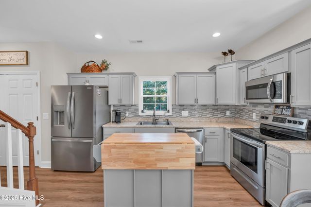 106 Shagbark Court, Jacksonville, NC 28546