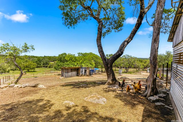 975 FLYING R RANCH RD E, Spring Branch, TX 78070