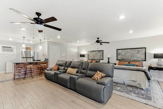 975 FLYING R RANCH RD E, Spring Branch, TX 78070