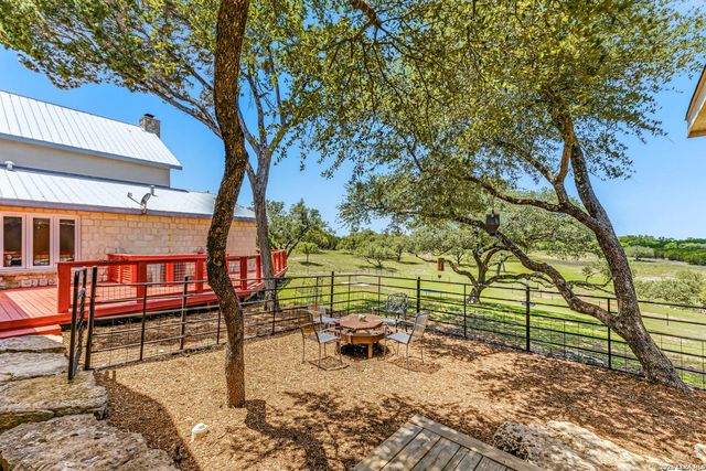 975 FLYING R RANCH RD E, Spring Branch, TX 78070