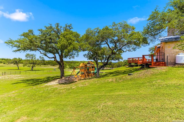 975 FLYING R RANCH RD E, Spring Branch, TX 78070