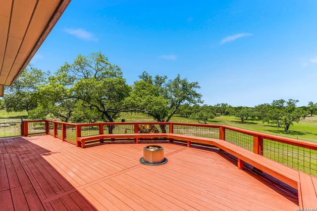 975 FLYING R RANCH RD E, Spring Branch, TX 78070