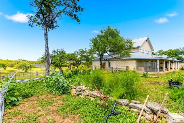 975 FLYING R RANCH RD E, Spring Branch, TX 78070
