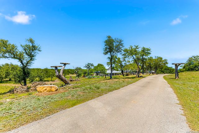975 FLYING R RANCH RD E, Spring Branch, TX 78070