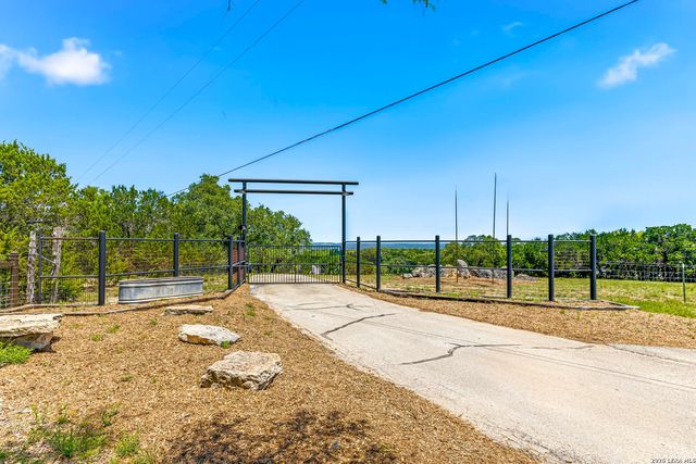 975 FLYING R RANCH RD E, Spring Branch, TX 78070