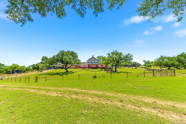 975 FLYING R RANCH RD E, Spring Branch, TX 78070