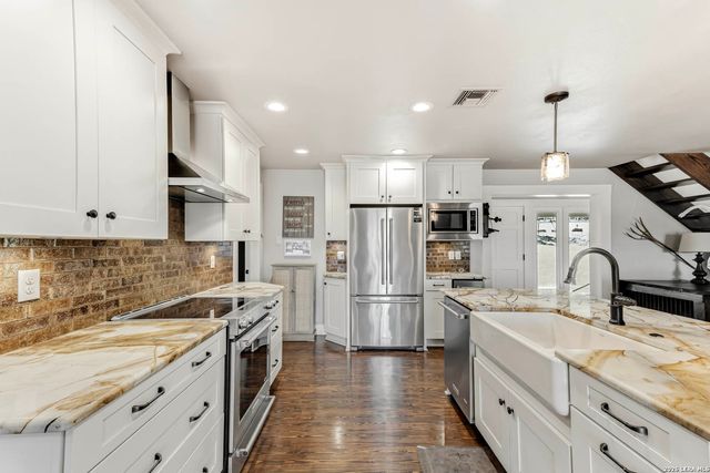 975 FLYING R RANCH RD E, Spring Branch, TX 78070