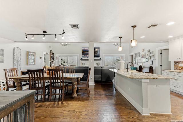 975 FLYING R RANCH RD E, Spring Branch, TX 78070