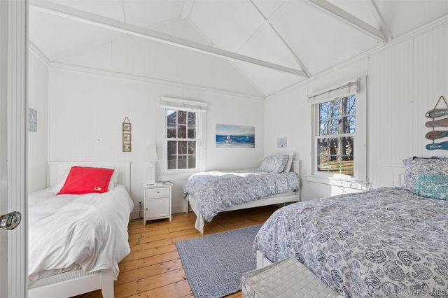 6 Private Row, Hampton Bays, NY 11946