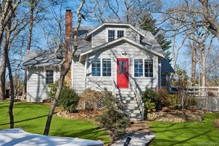 6 Private Row, Hampton Bays, NY 11946