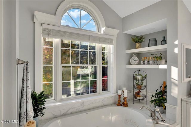 3 Sweetbriar Lane, Queensbury, NY 12804