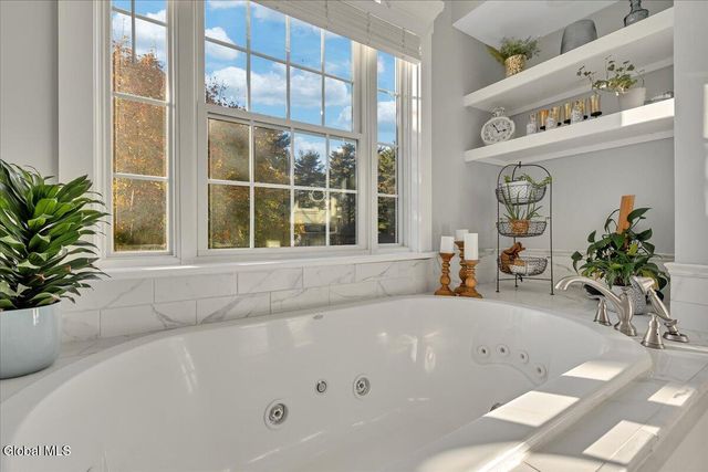 3 Sweetbriar Lane, Queensbury, NY 12804