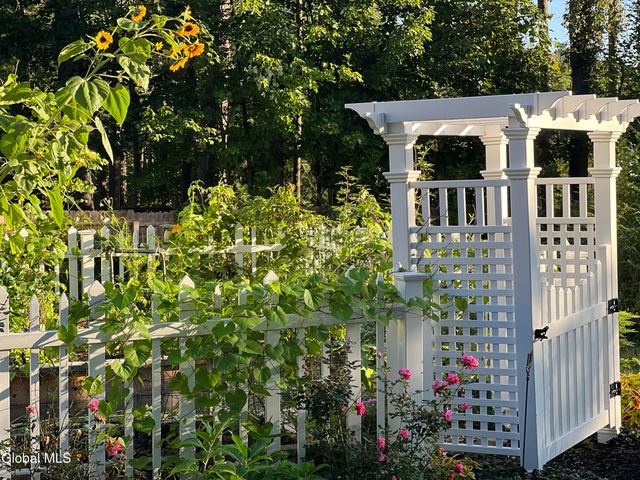 3 Sweetbriar Lane, Queensbury, NY 12804