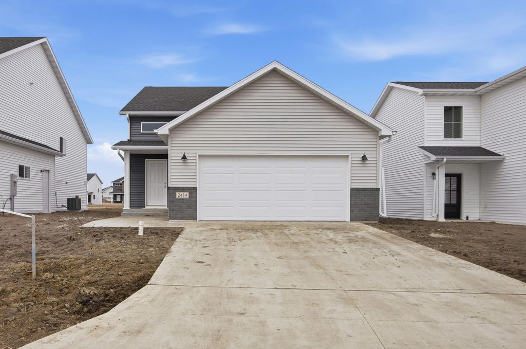 2414 38th Avenue S, Moorhead, MN 56560