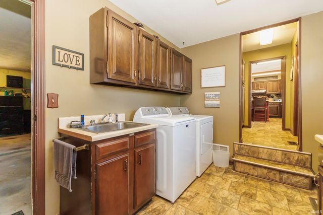 405 E McDonald Street, Hartford City, IN 47348
