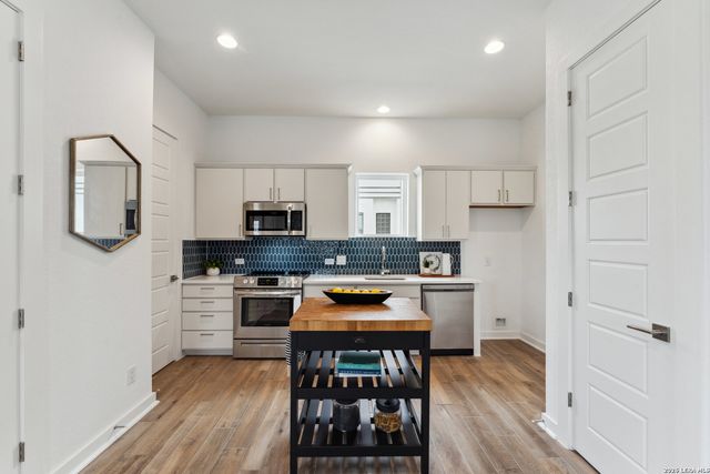 1735 W Gramercy Pl #301/302, San Antonio, TX 78201