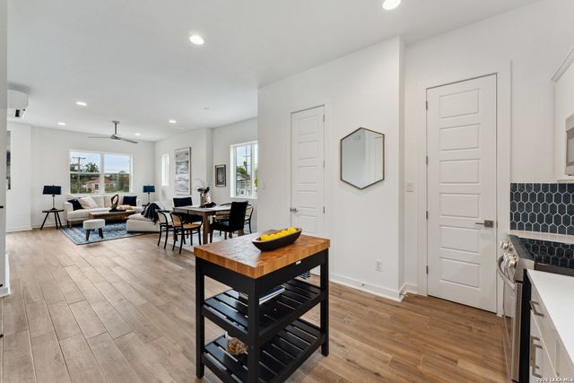 1735 W Gramercy Pl #301/302, San Antonio, TX 78201