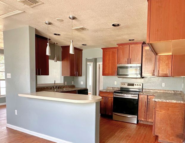 2530 W Elm Street, Denison, TX 75020