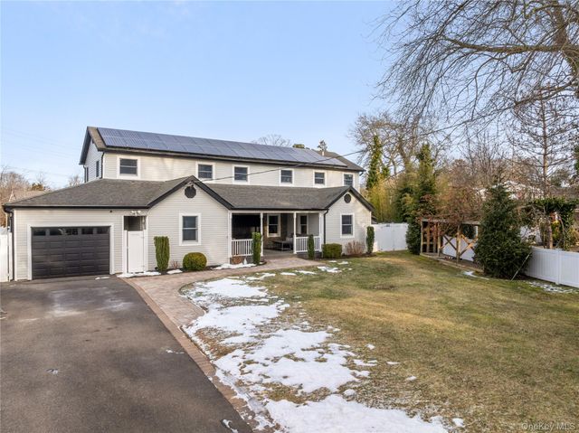 24 Twin River Drive, Oakdale, NY 11769