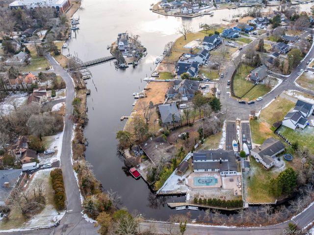 24 Twin River Drive, Oakdale, NY 11769