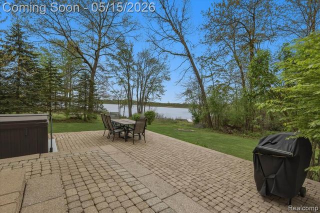 9148 Lakewood Drive, Whitmore Lake, MI 48189
