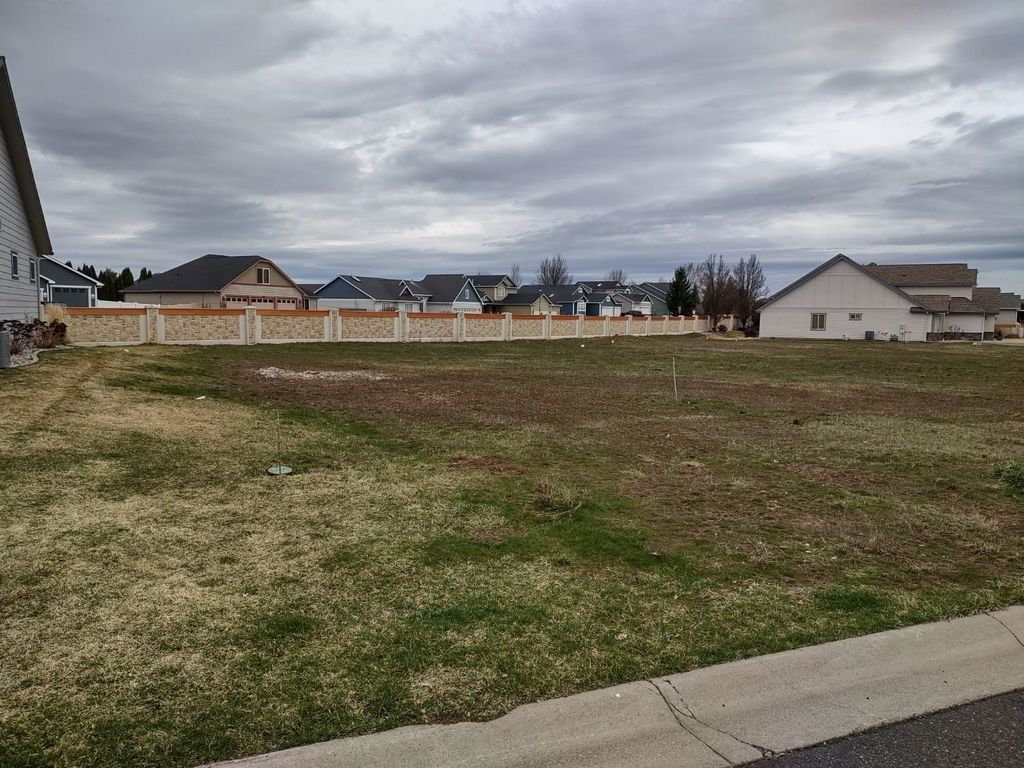 1109 N Country Club Dr, Deer Park, WA 99006