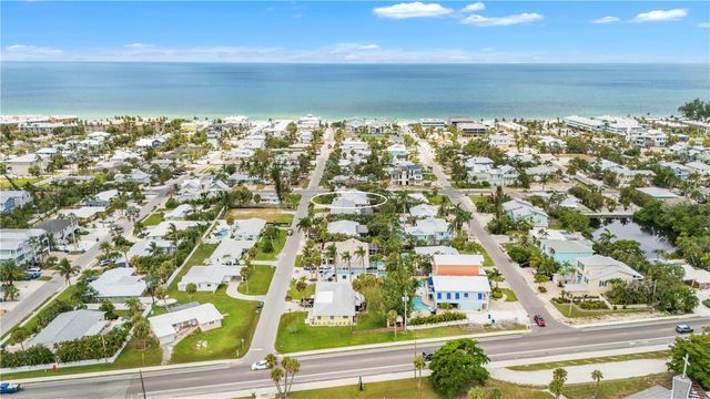302 67TH STREET, Holmes Beach, FL 34217