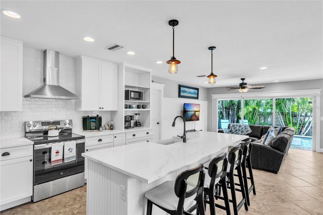 302 67TH STREET, Holmes Beach, FL 34217