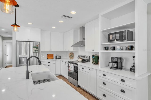 302 67TH STREET, Holmes Beach, FL 34217