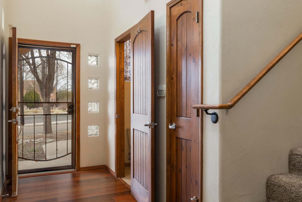 Image 2 of property listing at 512 Alcalde Place SW, Albuquerque, NM 87104