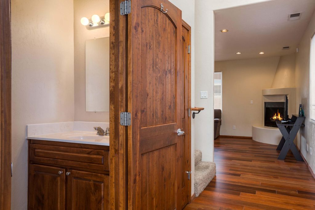 Image 3 of property listing at 512 Alcalde Place SW, Albuquerque, NM 87104